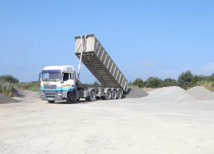 Le Roux TP - Carrière - Transport et livraison - Opération de déchargement - 1