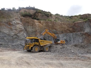 Dumper et pelle - Le Roux TP - Carrière - Engins et matériels - Engins à la production